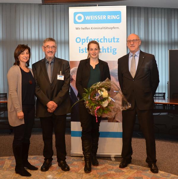 Landr&auml;tin Daniela Schlegel-Friedrich (l.) und Gerhard M&uuml;llenbach (r.) verabschieden Christina K&uuml;hner (2.v.r.) und w&uuml;nschen Gerd Ludwig (2.v.l.) alles Gute f&uuml;r die zuk&uuml;nftige Arbeit