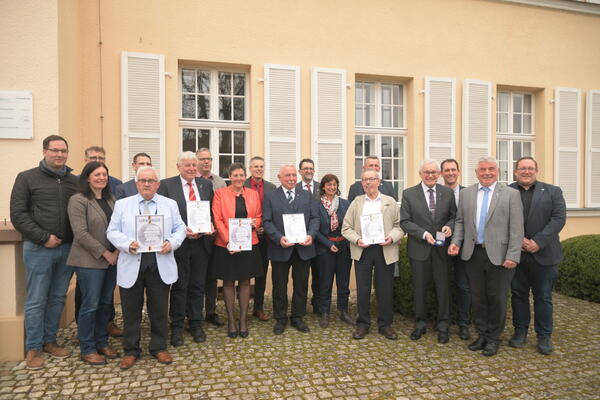 Die Preisträger gemeinsam mit Landrätin Daniela Schlegel-Friedrich sowie den Bürgermeistern, Ortsvorstehern und Landtagsabgeordneten der jeweiligen Gemeinden.