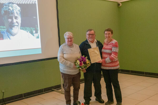 Ehrenvorsitzender Reinhold Heinrich (Mitte), Ehefrau Edith Heinrich (links), 1. Vorsitzende Dr. Bettina Birkenhagen (rechts)