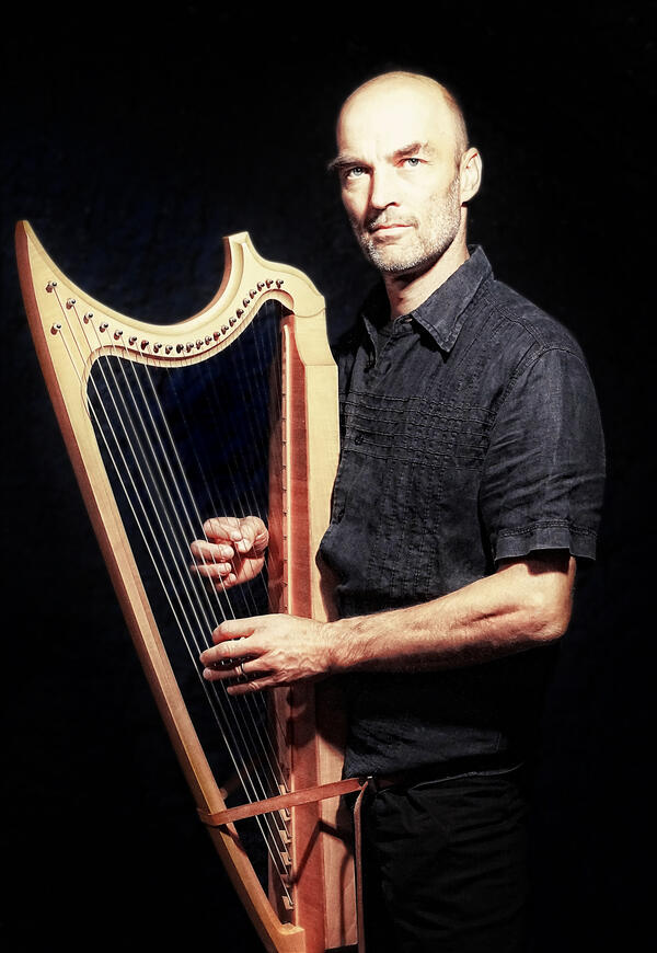 Auf der Burg Montclair wird der mehrfach preisgekrönte Sänger Knud Seckel am Internationalen Museumstag auch die Harfe erklingen lassen. ©Knud Seckel