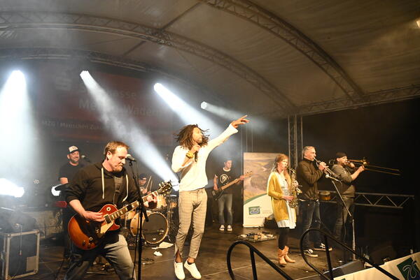 Oku and the Reggaerockers rockten die Bühne bei Maileuchten - Garten im Licht.