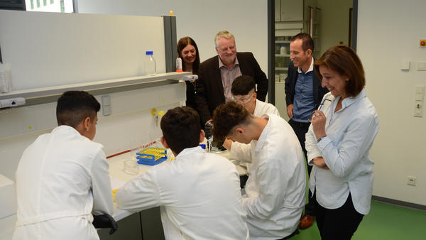 v.l.n.r.: Martina Holzner (MdL) und Minister Ulrich Commer&ccedil;on schnupperten gemeinsam mit Frank Wagner (MdL) und Landr&auml;tin Daniela Schlegel-Friedrich in einen Workshop im Labor des InnoZ rein