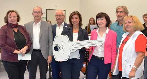 Symbolische Schl&uuml;ssel&uuml;bergabe: v.l.n.r. Kreistagsmitglied Dagmar Ensch-Engel, Kreistagsmitglied Edmund K&uuml;tten, Peter Lauer von der Firma BTB Lauer GmbH & Co. KG, Landr&auml;tin Daniela Schlegel-Friedrich, Schulleiterin Gabriele Hewer, der Leiter des Amtes f&uuml;r Bauverwaltung Michael Klauck und Kreistagsmitglied Evi Maringer
