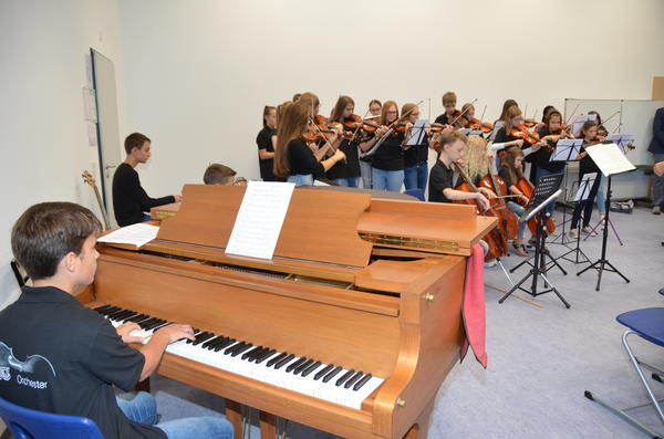Bei der Einweihung spielte das PWG-Orchester gemeinsam mit dem Orchester der Kreismusikschule.