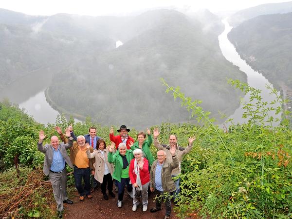 v.l.n.r. hinten: Daniel Kiefer (B&uuml;rgermeister Gemeinde Mettlach), Reinhold Jost (Minister f&uuml;r Umwelt und Verbrau-cherschutz Saarland), Gudrun Rau (Gesch&auml;ftsf&uuml;hrerin Naturpark Saar-Hunsr&uuml;ck e. V.), Andreas Werno (Zentrum f&uuml;r Biodokumentation Saarland), 
v.l.n.r. vorne: Peter Klein (Gesch&auml;ftsf&uuml;hrer Saarschleifenland Tourismus GmbH), Matthias Hie&szlig;erich (Gesch&auml;ftsf&uuml;h-rer Saarschleife Touristik GmbH), Daniela Schlegel-Friedrich (Landr&auml;tin Landkreis Merzig-Wadern u. Naturpark-Vorstand), Lydia Hoff-G&uuml;delh&ouml;fer (Naturpark Saar-Hunsr&uuml;ck e. V.), Vera Mongin (Ortsratsmitglied Orscholz), Rudolf Michels (stellvertretender Ortsvorsteher Orscholz)