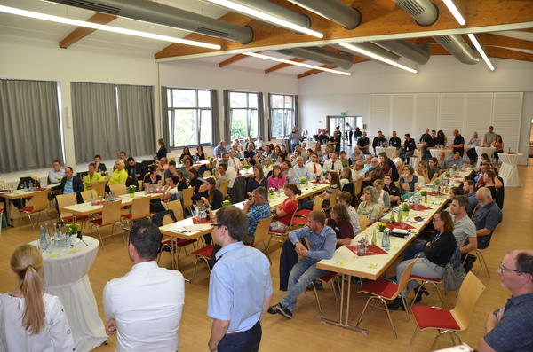 &Uuml;ber 150 G&auml;ste nahmen an der Bildungskonferenz im Losheimer Saalbau teil.