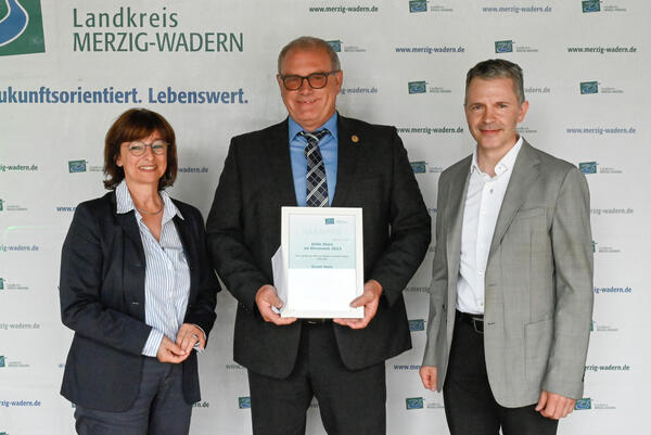 Ernst Hein und B&uuml;rgermeister Ralf Uhlenbruch mit Landr&auml;tin Daniela Schlegel-Friedrich