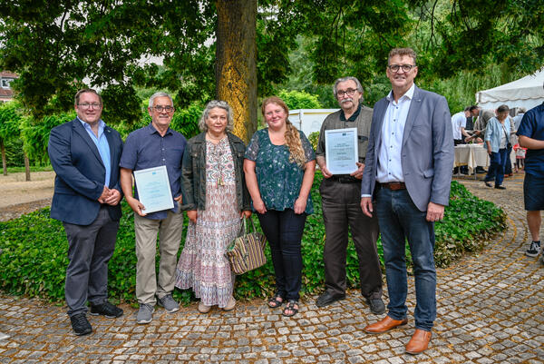 B&uuml;rgermeister Thomas Collmann mit den Nabu-Preistr&auml;gern