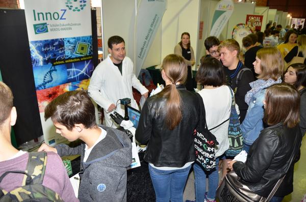 Auch der Messestand des Sch&uuml;lerZukunftZentrums InnoZ war gut besucht
