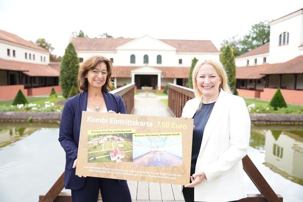Die Ministerin f&uuml;r Bildung und Kultur Christine Streichert-Clivot pr&auml;sentiert gemeinsam mit Landr&auml;tin Daniela Schlegel-Friedrich die neue gemeinsame Eintrittskarte des Arch&auml;ologieparks R&ouml;mische Villa Borg und der R&ouml;mischen Villa Nennig.
