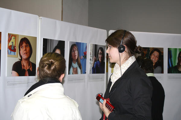 Die Ausstellung "Die Hälfte des Himmels - 55 Frauen und DU" ist ab 21. November im Landratsamt zu sehen.