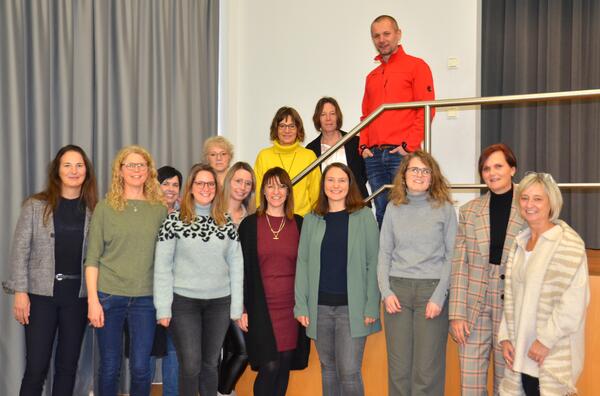 Ein Teil der Mitglieder der Arbeitsgruppe &raquo;Fr&uuml;he Kindheit und Bindung&laquo; mit der Referentin Dr. Nicole Str&uuml;ber (links)