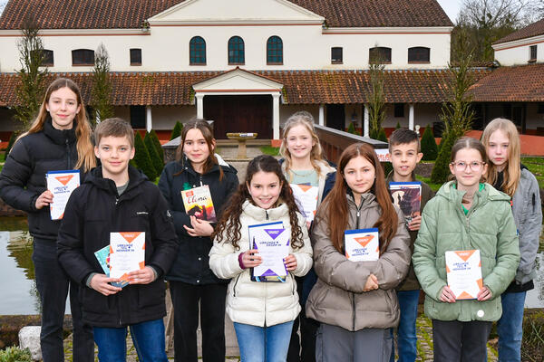 Die Teilnehmerinnen und Teilnehmer beim Kreisentscheid vor der R&ouml;mischen Villa Borg