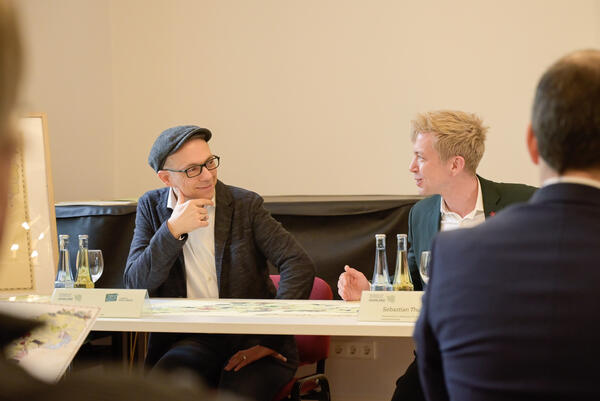 K&uuml;nstler Bern Kissel und Staatssekret&auml;r Sebastian Thul