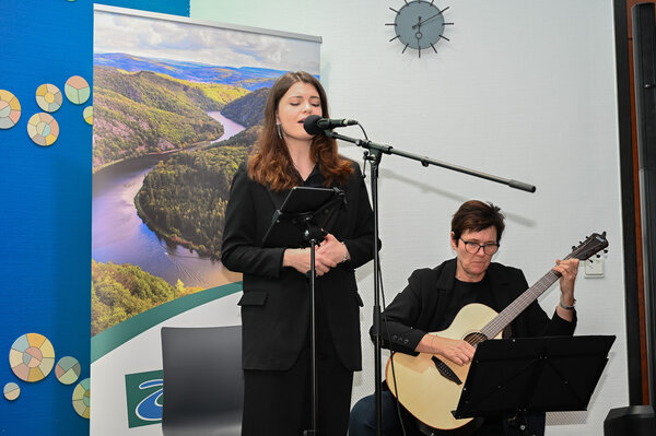 Helen Flesch (Gesang) und Christiane Ferger (Gitarre)