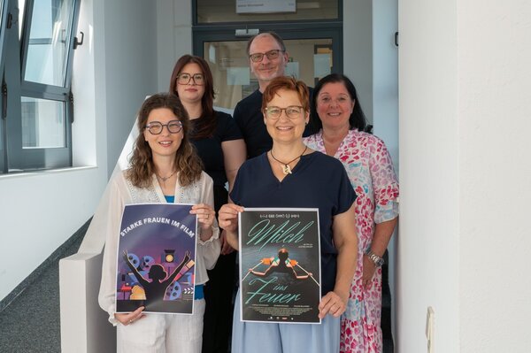 Hintere Reihe v. l. n. r.: Mira L&ouml;benbr&uuml;ck (Praktikantin Gleichstellungsstelle), Hanns-Peter Ebert (Filmfreunde Wadern), Andrea Eloy (Gleichstellungsstelle); vordere Reihe v. l. n. r.: Doreen Schrecklinger-Leuchtle (Gleichstellungsbeauftragte), Astrid H&auml;rtel (Filmfreunde Losheim)