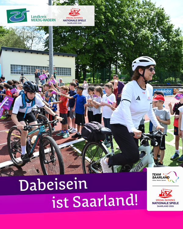 Um 12 Uhr erreichte die Fahrradstaffel mit dem olympischen Licht - in Form einer Grubenlampe - das Bl&auml;ttelbornstadion