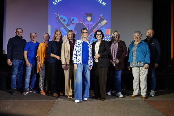 Doreen Schrecklinger-Leuchtle (Mitte), Frauen- und Gleichstellungsbeauftragte des Landkreises, freute sich als Ehrengast des Filmabends Staatssekret&auml;rin Bettina Altesleben (Vierte von rechts) begr&uuml;&szlig;en zu d&uuml;rfen.