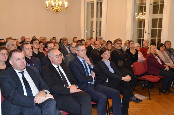 Viele Besucher waren gespannt auf die Arbeiten zum Thema &raquo;Freiheit&laquo; der 20 K&uuml;nstler der Region.