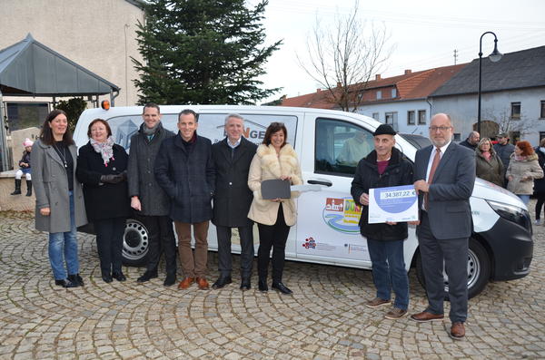 Gro&szlig;e Freude in Wehingen (v.l): MDL Martina Holzner, MDL Dagmar Ensch-Engel, Daniel Kiefer, MDL Frank Wagner, Stefan Ollinger, Daniela Schlegel-Friedrich, Peter Schmitt vom F&ouml;rder- und Tr&auml;gerverein und Roland Kr&auml;mer. 