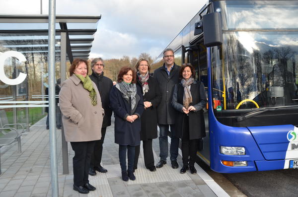 Am Donnerstag, 13. Dezember, wurde der neue barrierefreie Busbahnhof am Hochwald-Gymnasium eingeweiht. 