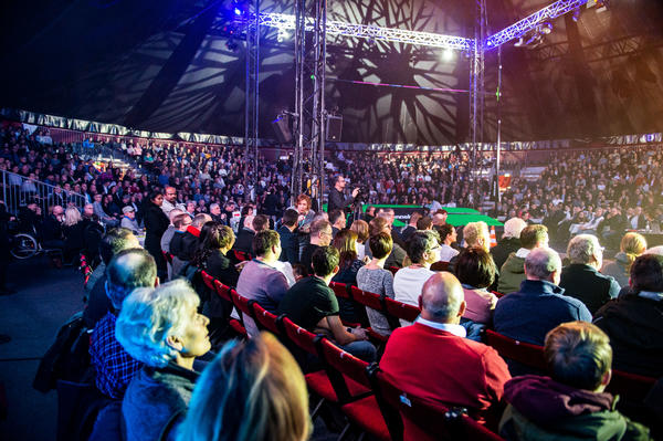Das Publikum fieberte am 12. Januar 2019 mit den Athleten im Zeltpalast Merzig mit. Foto: Rolf Ruppenthal