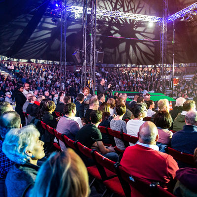 Das Publikum fieberte am 12. Januar 2019 mit den Athleten im Zeltpalast Merzig mit. Foto: Rolf Ruppenthal