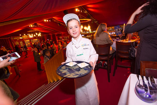 Mini-Koch Paul Monz aus Perl &uuml;bernahm stolz den Brot- und Butterservice im &raquo;Alexander Kunz Theatre&laquo;.