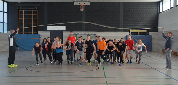 Auf praktische &Uuml;bungen und Bewegung wird bei der Grundlagentrainerausbildung gro&szlig;en Wert gelegt. Der Spa&szlig; kommt auch nicht zu kurz. (Foto: Landkreis Merzig-Wadern/Heidi Wilbois)