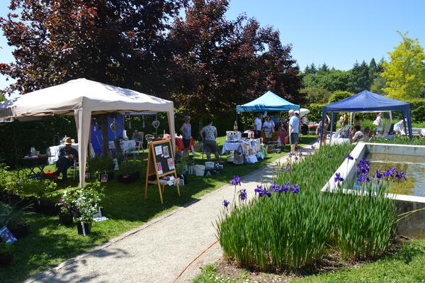 Von Pflanzen &uuml;ber Keramik, Gartenaccessoires, Kleidung und Schmuck hatte der Markt im Garten der Sinne f&uuml;r jeden etwas zu bieten.