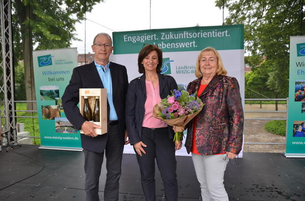 Edmund Kütten (links) und Evi Maringer (rechts) wurden von Landrätin Daniela Schlegel-Friedrich (Mitte) für ihr langjähriges Engagement im Kreistag geehrt.