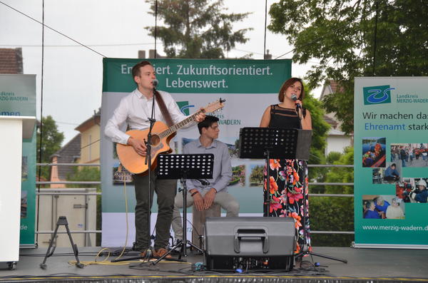 Musikalisch umrahmt wurde das Sommerfest von Nicole Geier (Gesang), Sebastian (Gesang und Gitarre) und Simon Lehnert (Cajón). 