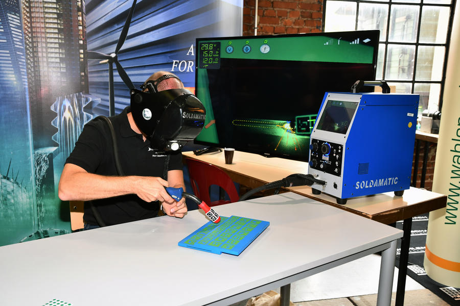 Moderne Technik im Handwerk konnten die Schüler z.B. mit einer VR-Brille erleben.