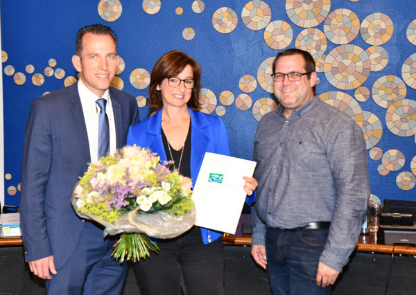 Die beiden Kreisbeigeordneten Frank Wagner (l.) und Torsten Rehlinger (r.) gratulierten der Landr&auml;tin und w&uuml;nschten ihr viel Erfolg f&uuml;r die kommende Amtszeit.