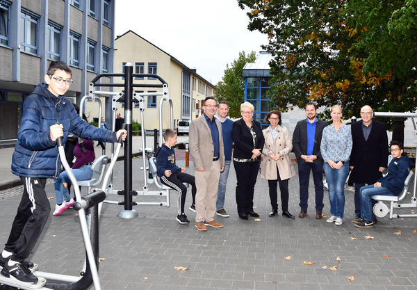 v.l.n.r.: B&uuml;rgermeister Helmut Harth, Stephan Caspar (zweiter stellvertretender Schulleiter), Heike Malkowski (stellvertretende Schulleiterin), Landr&auml;tin Daniela Schlegel-Friedrich, Benjamin Heinrich (Lehrer), Claudia Sahl (Lehrerin und Kassenwart im F&ouml;rderverein der Peter-Dewes-Gemeinschaftsschule), Bruno Hewer (1. Vorsitzender des F&ouml;rdervereins)