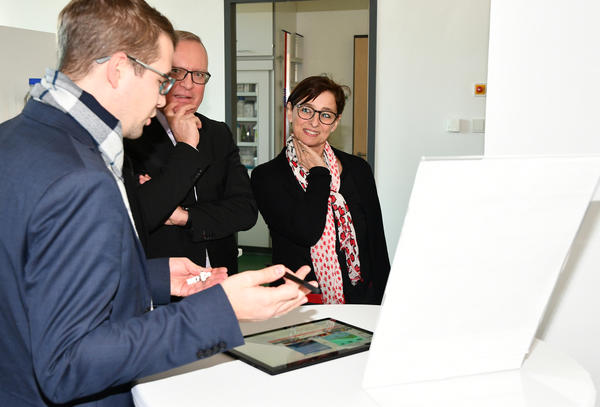Landr&auml;tin Daniela Schlegel-Friedrich im Gespr&auml;ch mit Vertretern der Mittelstandskompetenzzentren.