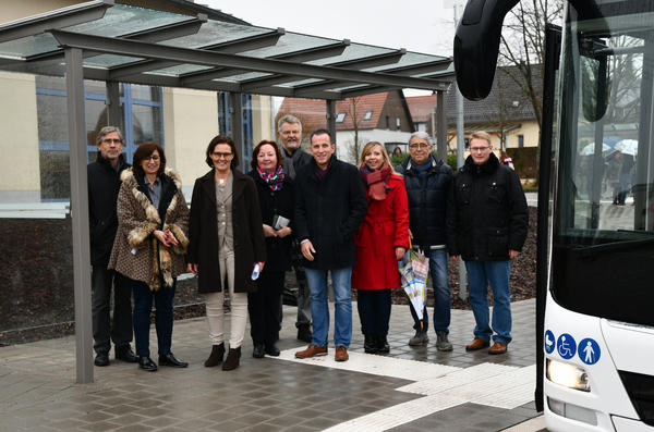 Landr&auml;tin Daniela Schlegel-Friedrich freut sich mit Schulleiterin Christine Leinen und Mitgliedern des Landtages sowie Vertretern der Stadt Wadern und der Graf-Anton-Schule in Wadern &uuml;ber den neuen Busbahnhof.