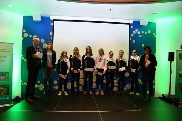 Landr&auml;tin Daniela Schlegel-Friedrich bei der Vergabe der letzten Preise des Abends an die Fu&szlig;ballerinnen der WK 4 M&auml;dchen des Peter-Wust-Gymnasiums in Merzig.