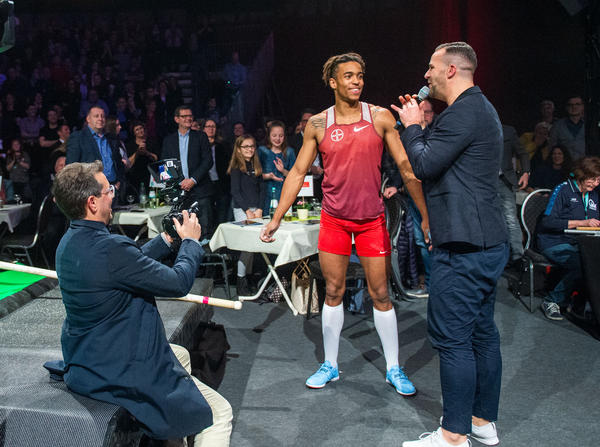 Bo Kanda Lita Baehre wird nach seinem Sieg beim Neujahrsspringen 2019 von Moderator Florian Michael Weber interviewt.