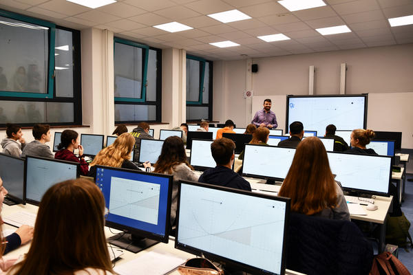 Lehrer Gerrit M&uuml;ller unterrichtet Mathematik in Klassenstufe 11 im neuen IT-Raum
