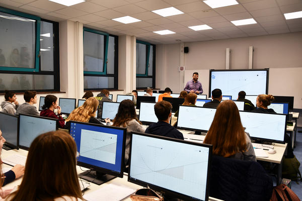 Lehrer Gerrit Müller unterrichtet Mathematik in Klassenstufe 11 im neuen IT-Raum