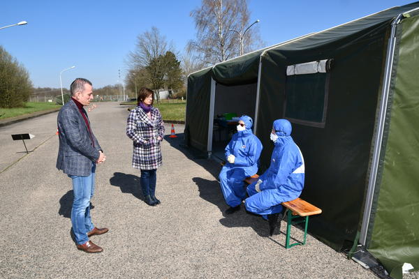 Landr&auml;tin und Erster Kreisbeigeordneter besichtigen Abstrichzentrum