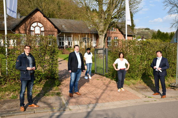 v.l.n.r. Michael Zimmer (Verwaltungsleiter SHG Klinik Merzig) Armin Streit (Gesch&auml;ftsf&uuml;hrer Streit Gruppe). Anja Lippe (Leiterin Tagespflege Saarschleife), Daniela Schlegel-Friedrich (Landr&auml;tin), Bernd Mege (Gesch&auml;ftsf&uuml;hrer der Saarland-Heilst&auml;tten GmbH)