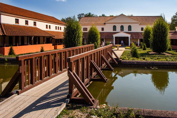 Villa Borg mit Br&uuml;cke