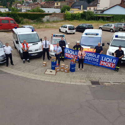 Landr&auml;tin Daniela Schlegel-Friedrich nimmt gemeinsam mit dem Kreisbrandinspekteur Siegbert Bauer eine Materialspende von Liqui Moly
