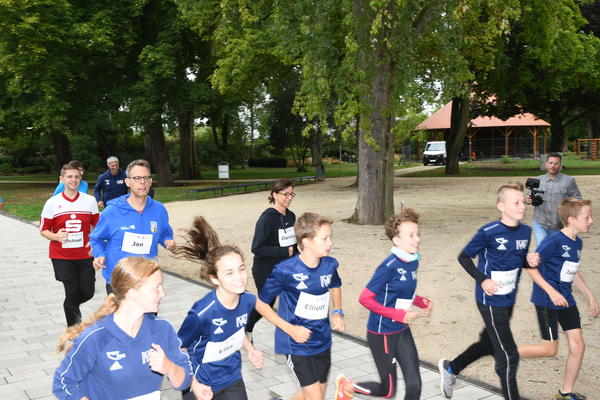 Mit einem gemeinsamen Lauf durch den Merziger Stadtpark wurde der Startschuss f&uuml;r die   diesj&auml;hrige virtuelle Veranstaltung gegeben. Die Landr&auml;tin zeigte sich erfreut, dass man auf dieses Format umschwenken konnte, um die Schullaufmeisterschaft trotz Corona durchf&uuml;hren zu k&ouml;nnen. Staatssekret&auml;r Benedyczuk stimmte zu und machte besonders auf die Wichtigkeit von Sport im Schulalltag aufmerksam.