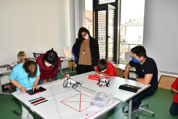 Landr&auml;tin Daniela Schlegel-Friedrich schaute sich beim Workshop der Wissenswerkstatt Saarbr&uuml;cken am InnoZ an, wie Sch&uuml;lerinnen und Sch&uuml;ler einen Lego Mindstorms Roboter mit Tablets programmieren.