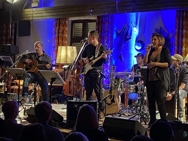 Sebastian Lehnert und Nicole Geier bei einem Wohnzimmerkonzert in Brotdorf