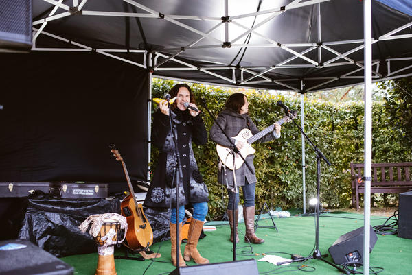 Das Duo &raquo;SoLexx&laquo; trat freitags im Theatergarten auf.