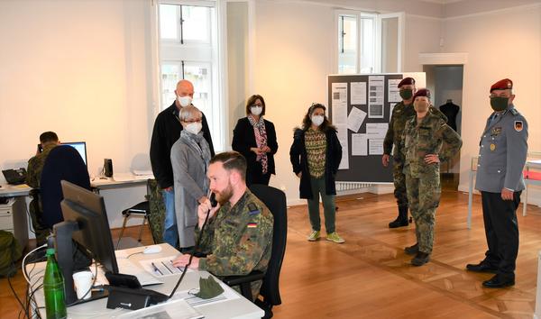 Landr&auml;tin Daniela Schlegel-Friedrich (Mitte), Heinz Dewald, Aline Klein und Elisabeth Klauck mit Oberst Matthias Reibold (rechts) und Bundeswehrsoldaten bei der Kontaktnachverfolgung im Museum Schloss Fellenberg